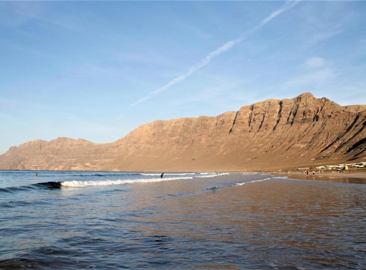 Canaryislandshost L Surfer *